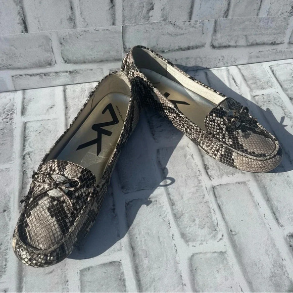 Anne Klein Sport. Snake print flats with bow accent. Size: 9M. Billy Jean style - Picture 5 of 12